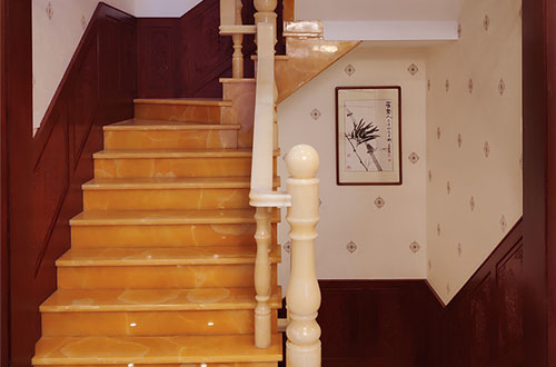 河间中式别墅室内汉白玉石楼梯的定制安装装饰效果